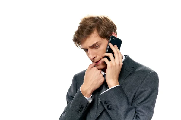 Zakenman in pak in gesprek op het officiële kantoor van de telefoon — Stockfoto