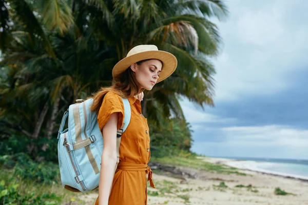 Женщина с рюкзаком в природе рядом с морем на острове туристической модели туризма — стоковое фото