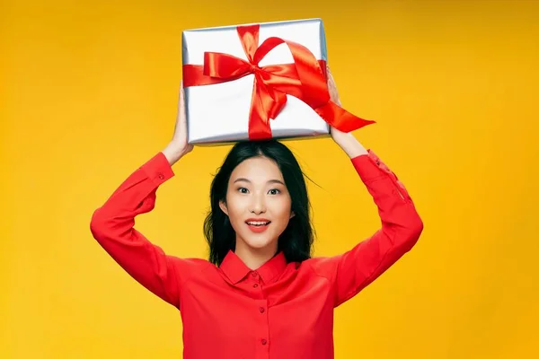 Nő ajándék doboz feje felett sárga háttér ünneplés születésnap modell — Stock Fotó