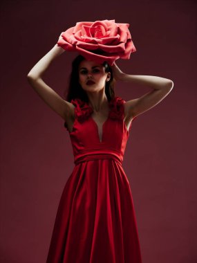 Kafasında süs çiçeği olan güzel bir kadın. 8 Mart 'ta başlarının üzerinde bir gül vardı.