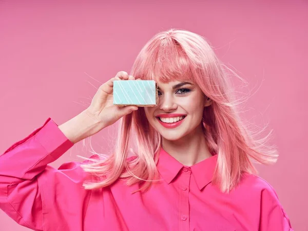 Χαρούμενη γυναίκα ροζ μαλλιά χαμόγελο πολυτέλεια μοντέλο κέικ στα χέρια — Φωτογραφία Αρχείου