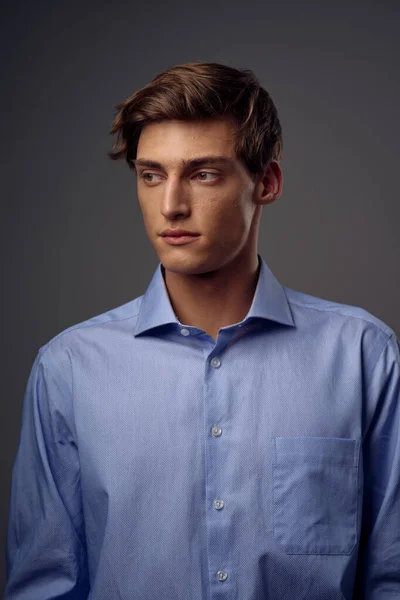 身穿蓝色衬衫的商人短发灰色背景肖像模型 — 图库照片