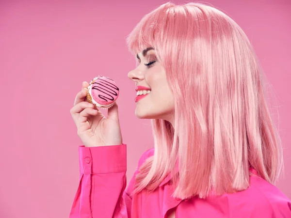 화려 한 여자 분홍빛 머리 케이크가 달콤 한 맛을 내다 — 스톡 사진