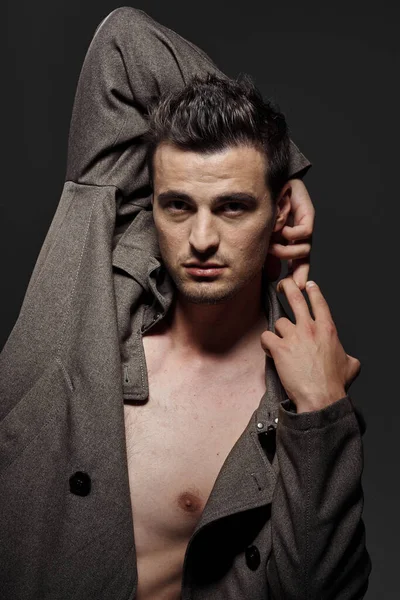 セクシーな男ですボタンなしのシャツに黒の背景ヘアスタイルモデルヌードビュー — ストック写真