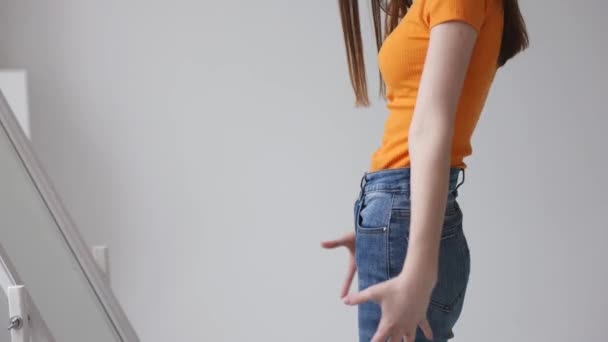 Een vrouw kijkt in de spiegel en evalueert haar figuur, gewichtsverlies en overgewicht — Stockvideo