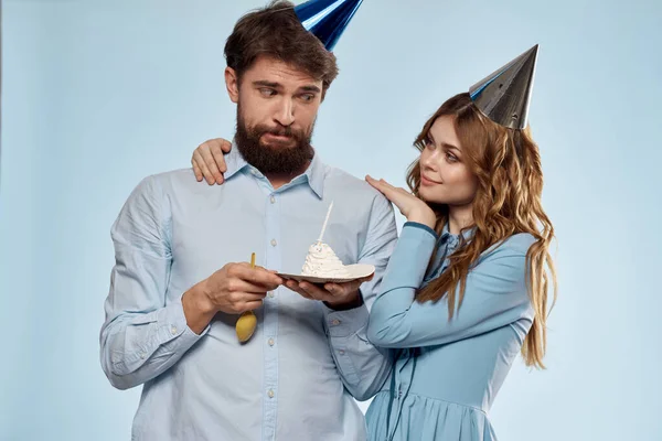Fête homme et femme gâteau d'anniversaire entreprise amusant fond bleu — Photo