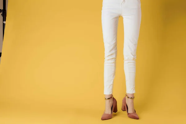 Női láb divat cipő luxus sárga háttér — Stock Fotó