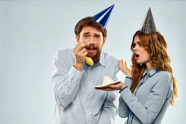 День рождения торт со свечником мужчина и женщина корпоративная вечеринка весело праздники — стоковое фото