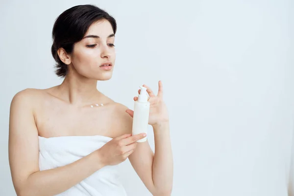 Mulher matou toalhas loção ombros nus limpar a pele você saúde — Fotografia de Stock