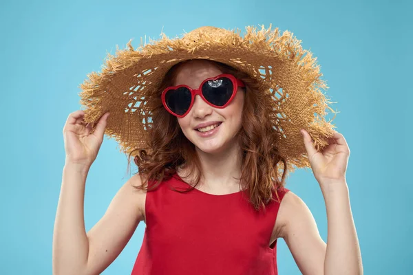 선글라스에 곱슬곱슬 한 곱슬머리의 해변 밀짚모자를 쓴 소녀 — 스톡 사진