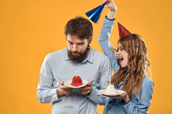 Aniversário festa homem e mulher diversão amarelo fundo cap feriado — Fotografia de Stock