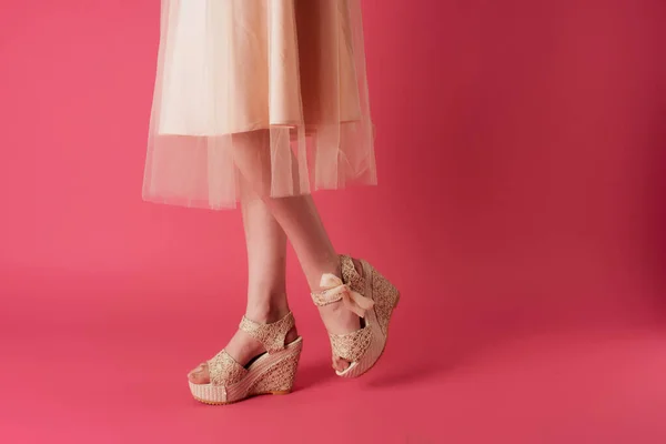 Γυναικεία πόδια μόδα παπούτσια κομψό στυλ περικοπή άποψη ροζ φόντο — Φωτογραφία Αρχείου