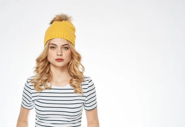 Bonita mujer de rayas camiseta sombrero amarillo moda estilo de vida fondo claro —  Fotos de Stock