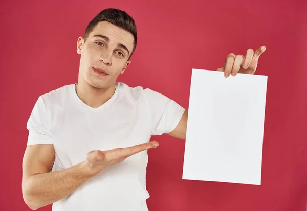 Man met wit vel papier gebaren met de handen bijgesneden weergave van mockup — Stockfoto