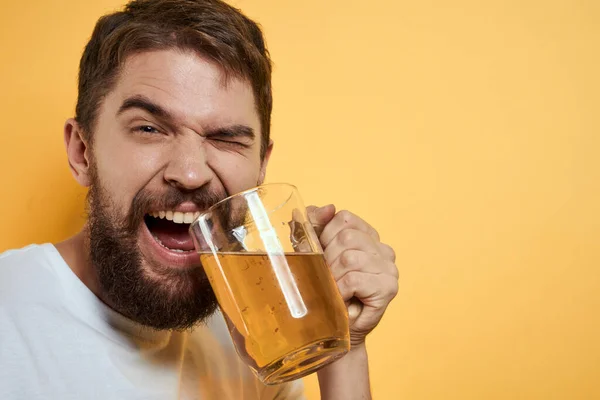 Homme Barbu Shirt Blanc Tenant Bière — Photo