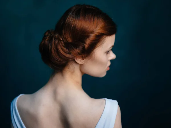 Siyah Arka Planda Beyaz Elbiseli Güzel Kızıl Saçlı Bir Kadının — Stok fotoğraf