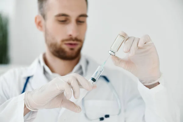 Вакцинація лікаря в медичній сукні стетоскоп лабораторний шприц і хімічна рідина — стокове фото
