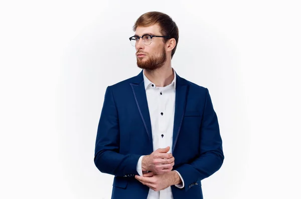 Hombre de negocios en una chaqueta azul y gafas camisa ligera gesto con sus manos finanzas — Foto de Stock