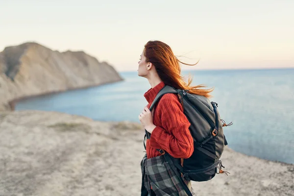 Bella Donna Con Uno Zaino Montagna Vicino Mare Foto Alta — Foto Stock