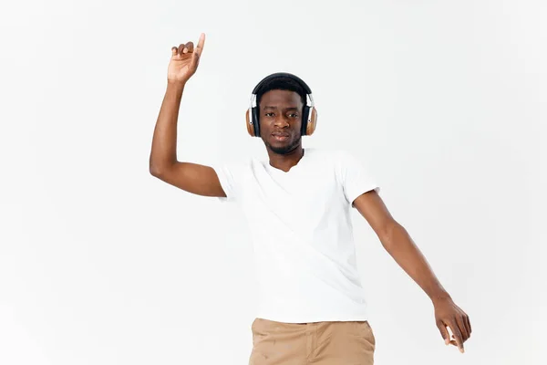 Uomo cuffie aspetto africano gesticolando con la musica mani — Foto Stock