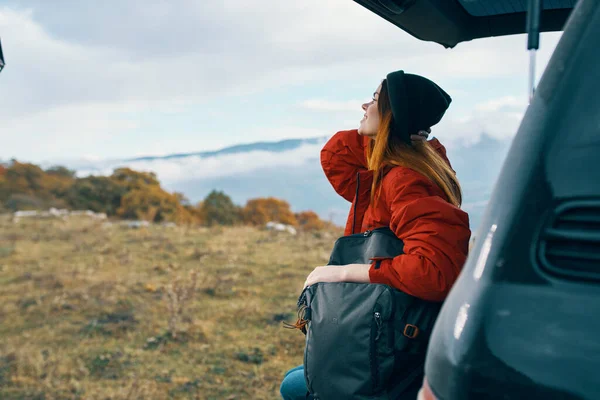 Mujer Viaja Las Montañas Con Una Mochila Foto Alta Calidad — Foto de Stock