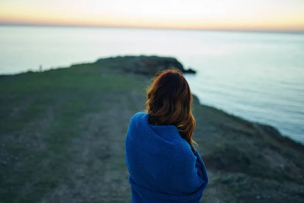 Frau Einer Blauen Decke Den Bergen Hochwertiges Foto — Stockfoto