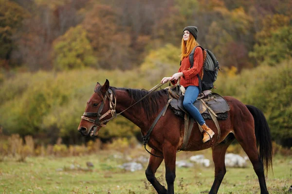 Woman Hiker Iding Horse High Quality Photo — Stock Photo, Image