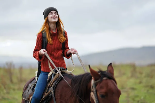 Femme Joyeuse Randonneur Cheval Dans Les Montagnes Voyage Photo Haute — Photo