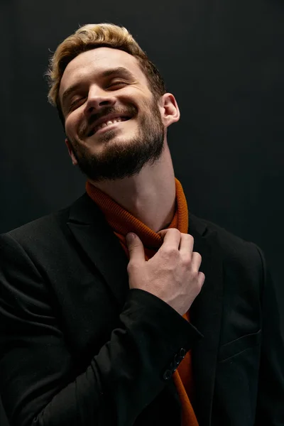 Chico en suéter naranja y chaqueta oscura sobre fondo gris —  Fotos de Stock