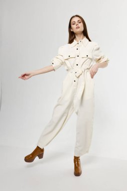 Beyaz tulumlu romantik kadın poz veriyor. Yüksek kalite fotoğraf