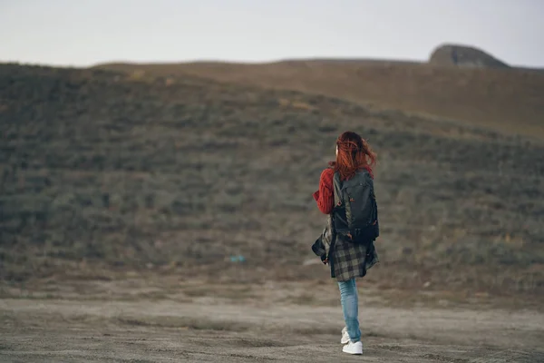 Mulher Viajante Uma Camisola Vermelha Com Uma Mochila Suas Costas — Fotografia de Stock