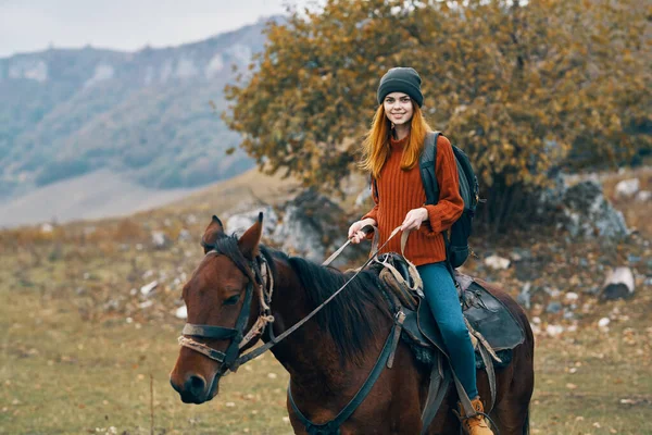 Mulher Caminhante Com Uma Mochila Monta Cavalo Nas Montanhas Viagem — Fotografia de Stock