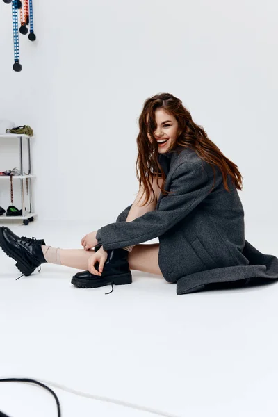 Szczęśliwa Kobieta Model Szarym Płaszczu Buty Jasnym Tle — Zdjęcie stockowe