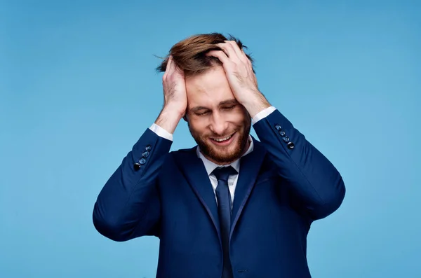 Homem de negócios em um terno mantém a mão na cabeça emoção financeira — Fotografia de Stock