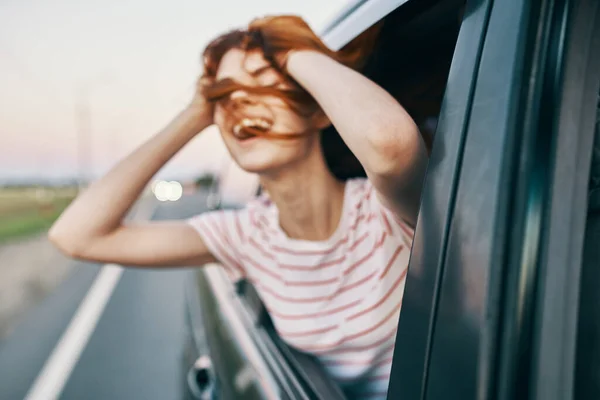 Ενεργητική Κοκκινομάλλα Γυναίκα Κρυφοκοιτάζει Από Ανοιχτό Παράθυρο Του Αυτοκινήτου — Φωτογραφία Αρχείου