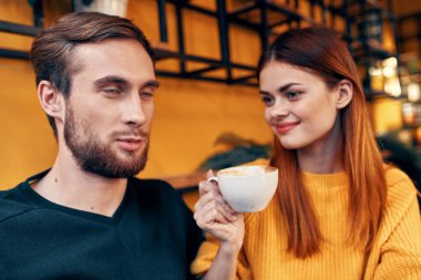 Kazaklı bir kadın ve kafedeki bir adam. Bir fincan kahve. Birbirini seven iki aile.