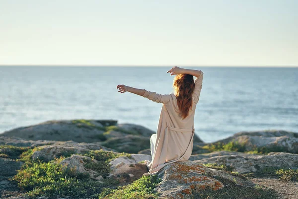 Woman Sea Mountains High Quality Photo — Stock Photo, Image