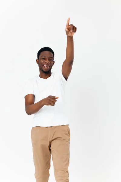 Homme d'apparence africaine tient sa main au-dessus de ses émotions de la tête — Photo