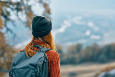 Sırt çantalı neşeli bir turist. Yüksek kalite fotoğraf