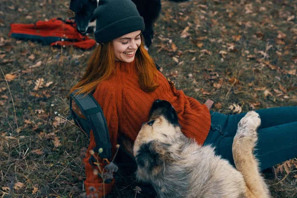 Vrolijke Vrouw Toerist Spelen Met Hond — Stockfoto