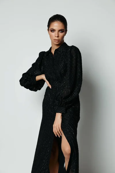 Brunett med ljus makeup attraktiv look svart klänning — Stockfoto