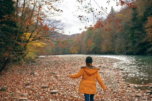秋天的旅行中 妇女在河边徒步旅行 高质量的照片 — 图库照片