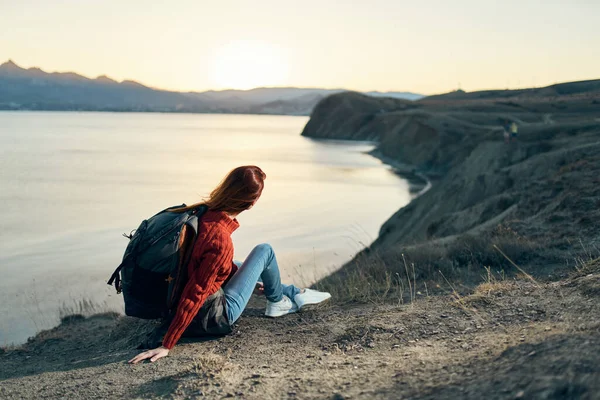 Viaggiatore Con Uno Zaino Guarda Tramonto Sul Mare Montagna Foto — Foto Stock