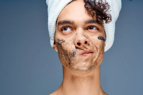 Cara com uma toalha em sua cabeça cosméticos cuidados da pele close-up — Fotografia de Stock