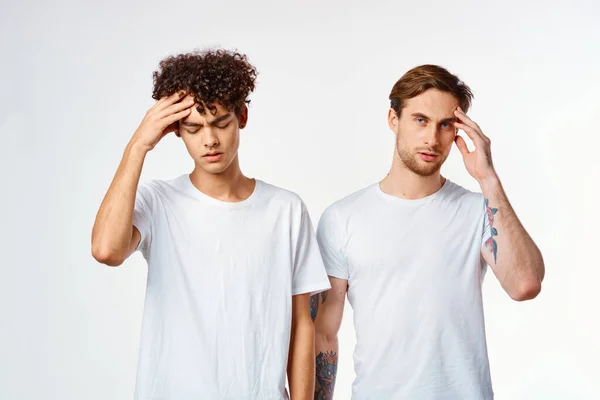 흰색 티셔츠를 입은 두 친구가 고개를 들고 감정을 품고 있다 — 스톡 사진