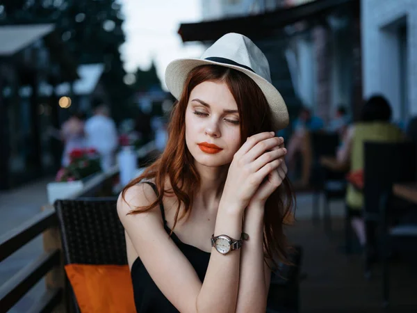 Femme avec les yeux fermés à la table en café modèle émotions — Photo