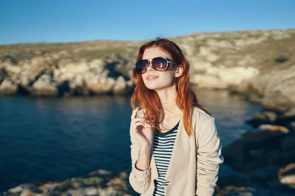 Koszulka damska i sweter na łonie natury w górach w pobliżu okularów morskich na twarzy — Zdjęcie stockowe