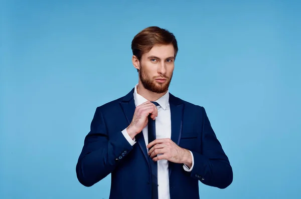 Homem de negócios corte vista azul fundo estúdio finanças — Fotografia de Stock