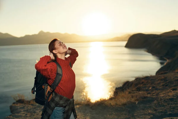 Donna allegra escursionista all'aperto montagne rocciose paesaggio sole vacanza — Foto Stock