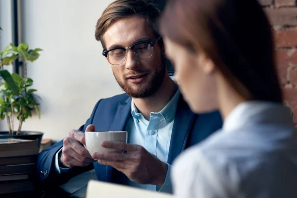 Uomo e donna d'affari seduti in caffè socializzare stile di vita colazione — Foto Stock